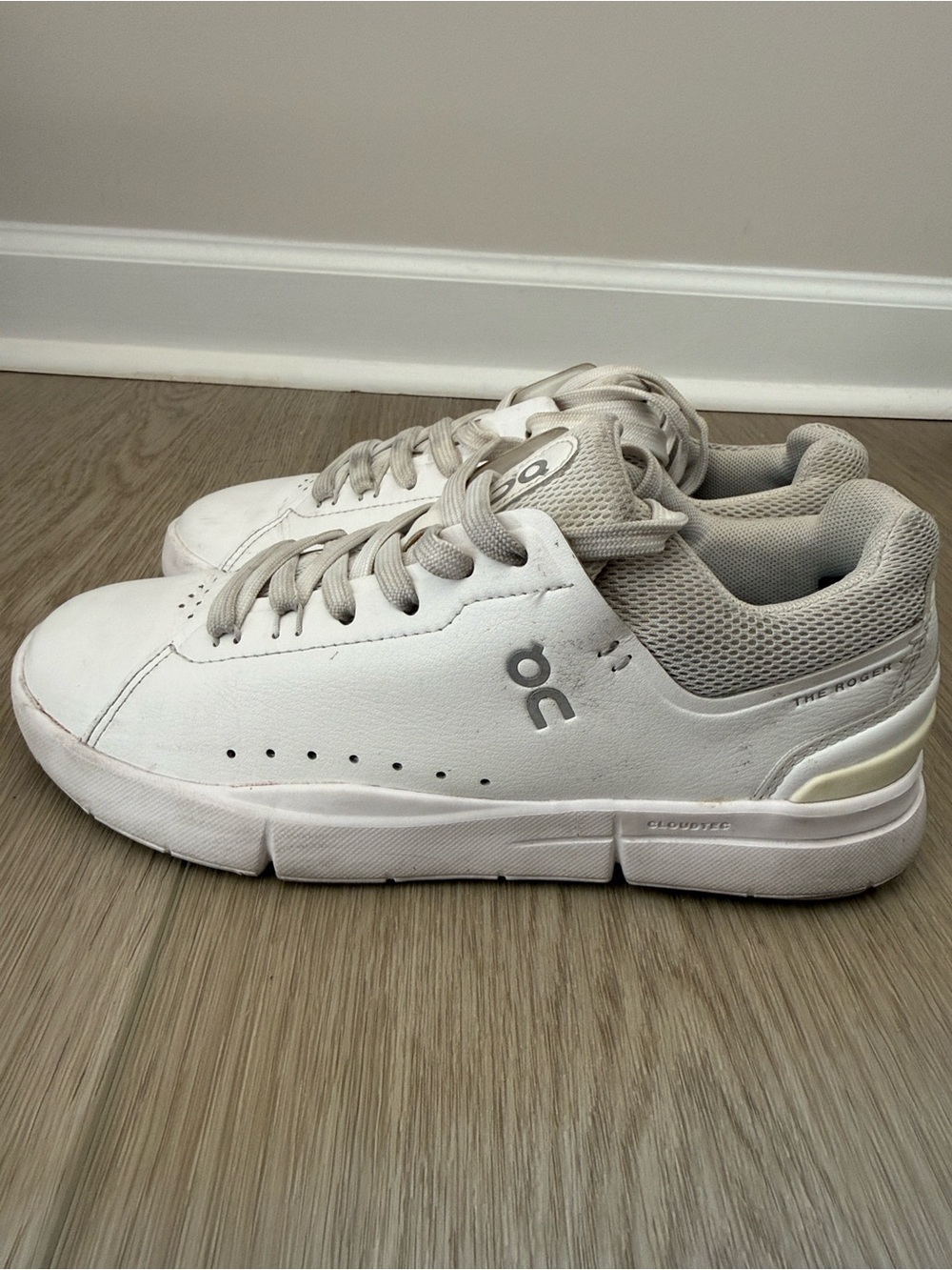 On Cloud Versa and The Roger Bundle - Women’s Size 6 - Picture 10 of 16